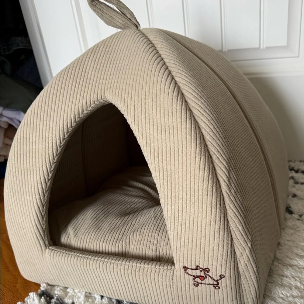 NWT Cozy Tan Pet Tent